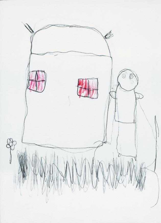 Dessin réalisée par Ayah, enfant syrienne dont l’âge exact n’est pas connu, dans la ville turque de Gaziantep, en 2014, où elle a trouvé refuge. L’impuissance et l’effroi s’incarnent dans une silhouette, privée de parole et aux yeux exorbités, tournant le dos à une maison sans porte, seulement dotée de fenêtres grillagées de rouge. Et une fleur…