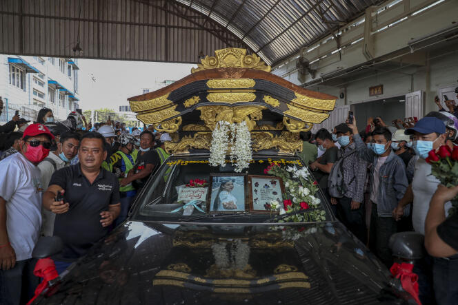 Un corbillard emmène le cercueil de Kyal Sin, à Mandalay,  jeudi 4 mars 2021.