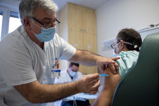 Covid 19 L Elysee Reflechit A Une Vaccination Obligatoire Des Soignants