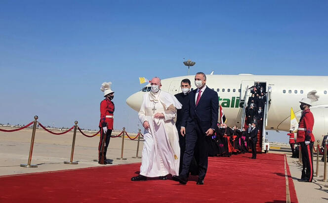 Le pape François, qui n’avait plus voyagé à l’étranger depuis son retour du Japon, en novembre 2019, en raison de la pandémie de Covid-19, est arrivé en Irak, vendredi 5 mars