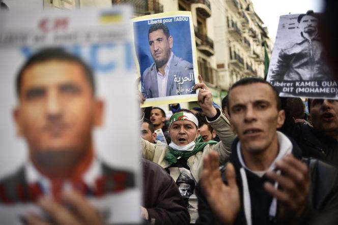 A Alger, en janvier 2020, les manifestants du Hirak demandent la libération, entre autres détenus, de Karim Tabbou.