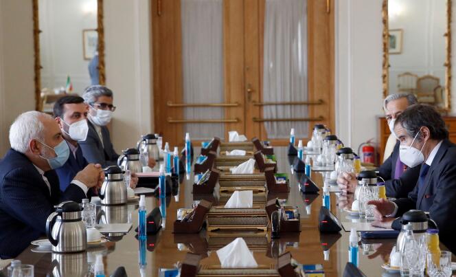 Rencontre entre le ministre des affaires extérieures iranien, Javad Zarif (premier plan à gauche) avec les membres de l’Agence internationale de l’énergie atomique, dont Rafael Grossi, son directeur général (à droite). A Téhéran, le 21 février.