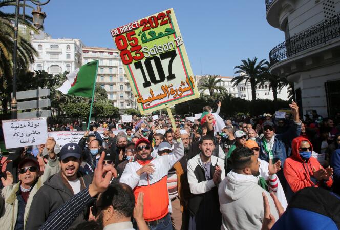 Lors de la marche hebdomadaire du Hirak, à Alger, le 5 mars.