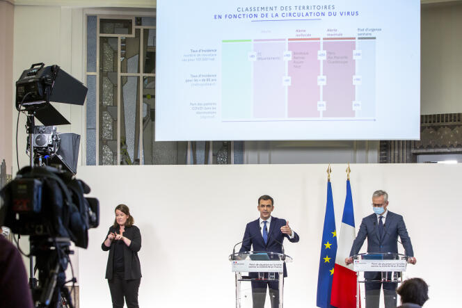 Affichage des données sur la circulation du virus lors d’une conférence de presse d’Olivier Véran et Bruno Le Maire à Paris, le 8 octobre 2020.