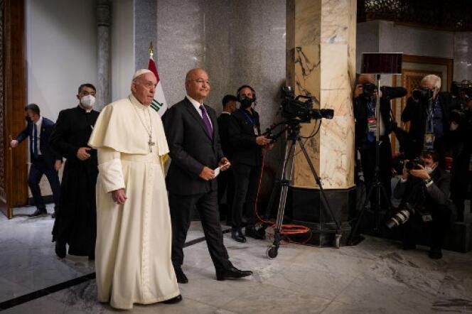 Le pape François (à gauche) avec le président irakien Barham Saleh, au palais présidentiel, à Bagdad, le 5 mars 2021.