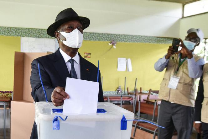 Le président ivoirien, Alassane Ouattara, lors des élections législatives à Abidjan le 6 mars 2021.