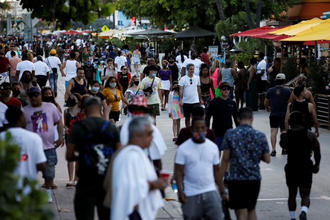 Des passants sur Ocean Drive, à Miami Beach en Floride, le 5 mars.