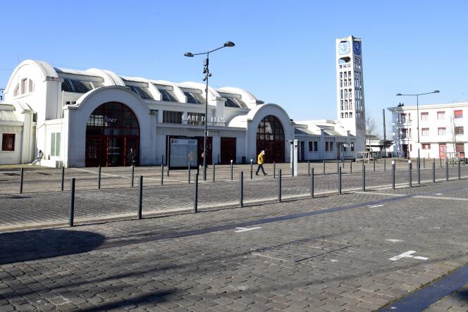 Devant la gare de Lens, ville du Pas-de-Calais confinée le week-end, samedi 6 mars.
