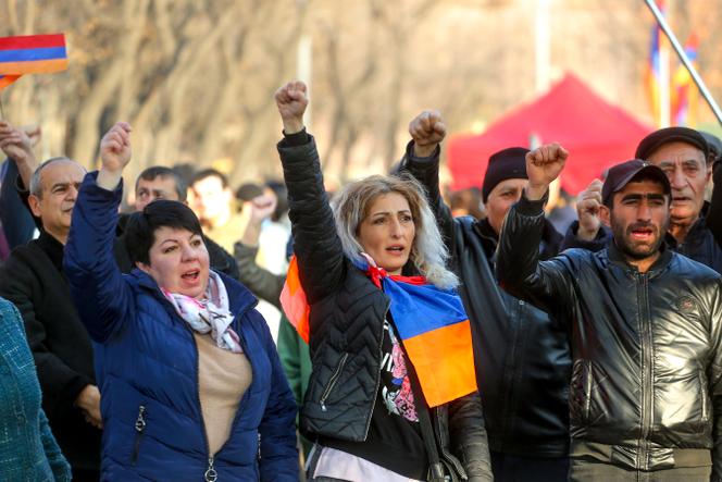 Des opposants demandent la démission du premier ministre arménien, Nikol Pachinian, à Erevan, le 3 mars 2021.