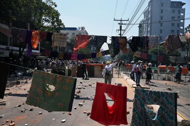 Des affrontements ont eu lieu entre forces de l’ordre et manifestants à Rangoun, en Birmanie, dimanche 7 mars.