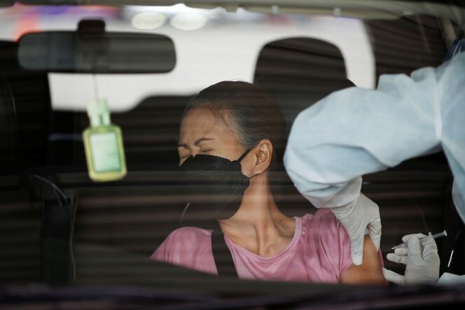 Un femme reçoit une dose du vaccin Sinovac Biotech, à Djakarta, en Indonésie, le 5 mars.