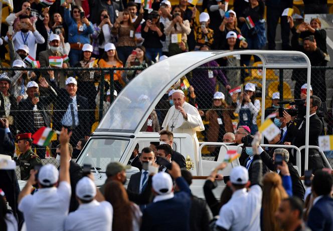 Le pape François arrive dans un stade d’Erbil, au Kurdistan irakien, où il a donné une messe dimanche 7 mars.