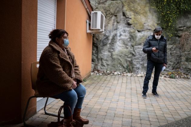 La campagne de vaccination a commencé chez les généralistes. Laurence, 56 ans, patiente un quart d’heure après l’injection dans une salle d’attente installée hors du cabinet médical, à Saint-Pierre-de-Bœuf (Loire), le 6 mars 2021.