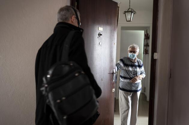 Madeleine, 87 ans, ne sort plus de chez elle. Sur les conseils du docteur Rébeillé-Borgella, son médecin traitant depuis trente-sept ans, elle accepte de se faire vacciner à son domicile de Lyon, le 5 mars 2021.