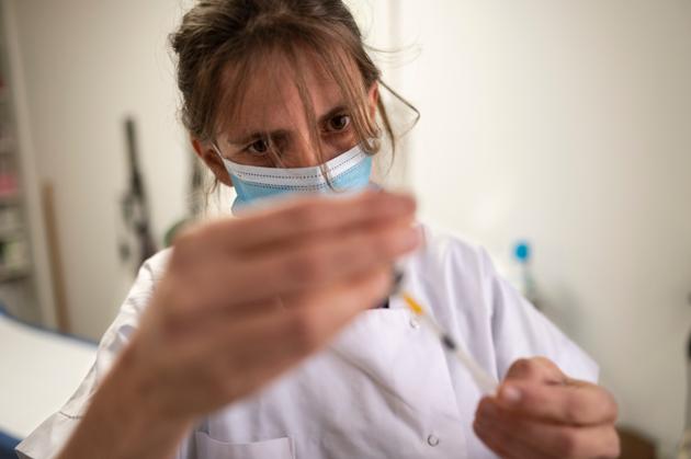 La docteure Bénédicte Hauvespre prépare les doses avant que ses premiers patients n’arrivent à Saint-Pierre-de-Bœuf (Loire), le 6 mars 2021.