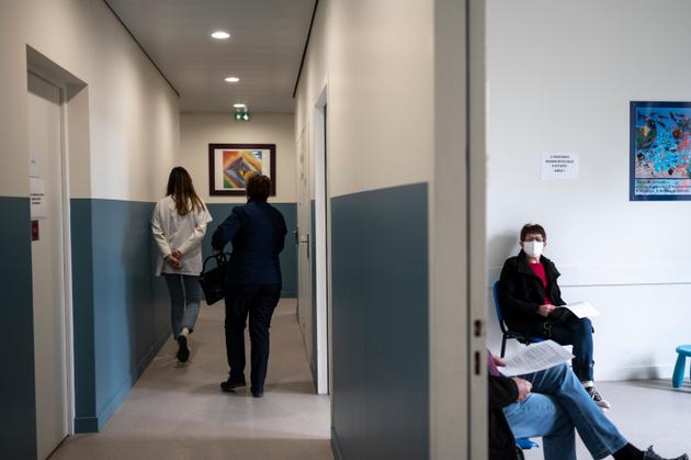 La docteure Tiphanie Chader vaccine ses patients à risque avec l’AstraZeneca. Tandis que Claude attend, comme tous les patients vaccinés, quinze minutes après l’injection en salle d’attente, le 5 mars 2021, à Lyon.