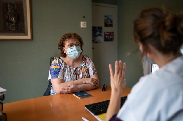 D’abord sceptique, Nathalie, aide-soignante à l’Ehpad de Saint-Pierre-de-Bœuf (Loire), a décidé de se faire vacciner le 6 mars 2021, après avoir vu les effets désastreux sur les pensionnaires.