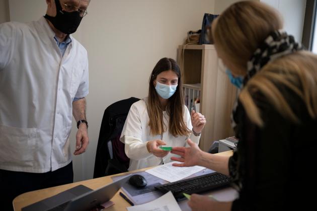 Le docteur Vincent Rébeillé-Borgella et son interne, Maëlle, multiplient les vaccinations dans leur cabinet de Lyon, le 5 mars 2021.