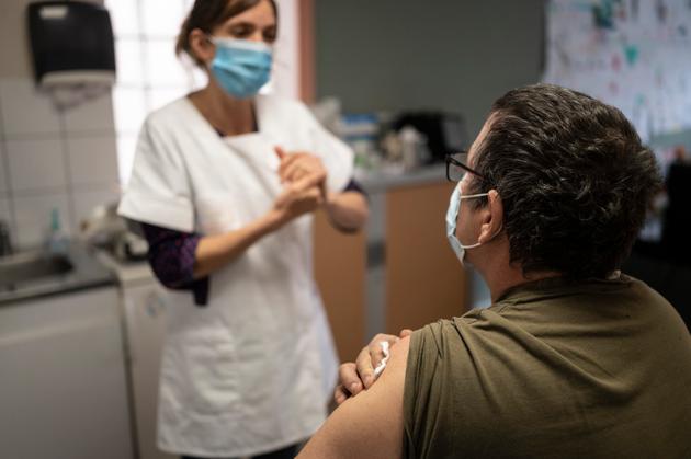 Jean-Louis, 57 ans, demande plus d’informations sur le vaccin, à Saint-Pierre-de-Bœuf (Loire), le 6 mars 2021.
