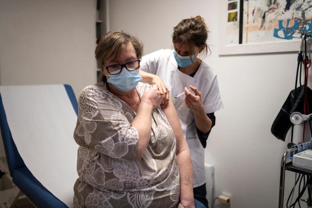 Josiane, 60 ans, a peur. Elle redoute les effets secondaires dont elle a beaucoup entendu parler, à Saint-Pierre-de-Bœuf (Loire), le 6 mars 2021.