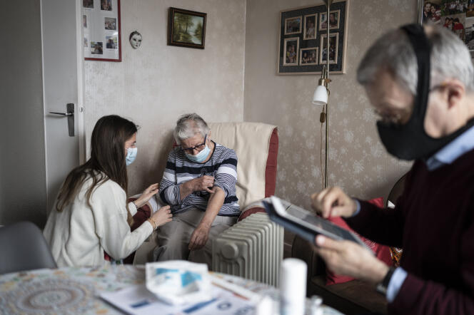 Vaccination à domicile d’une patiente âgée de 87 ans, effectuée par son médecin traitant, à Lyon, le 5 mars.