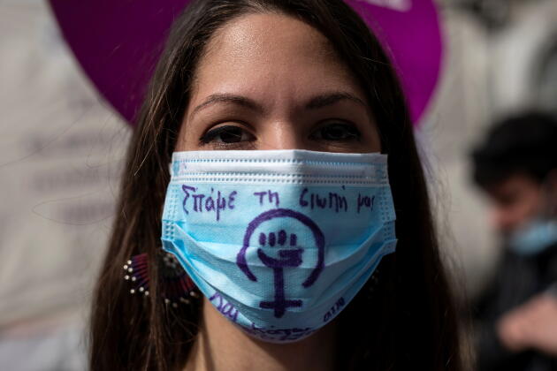 Sur son masque, une manifestante a écrit « nous rompons notre mutisme », à Athènes, en Grèce, lundi 8 mars.