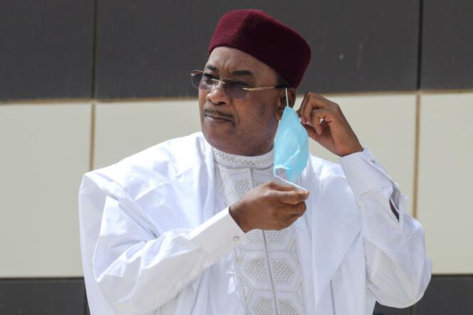 Le président du Niger Mahamadou Issoufou à Nouakchott, en Mauritanie, pour un sommet du G5 Sahel, le 30 juin 2020.