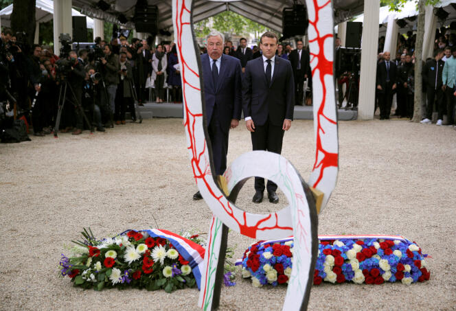 Emmanuel Macron et Gérard Larcher lors d’une cérémonie au jardin du Luxembourg pour commémorer l’abolition de l’esclavage, à Paris, le 10 mai 2019.