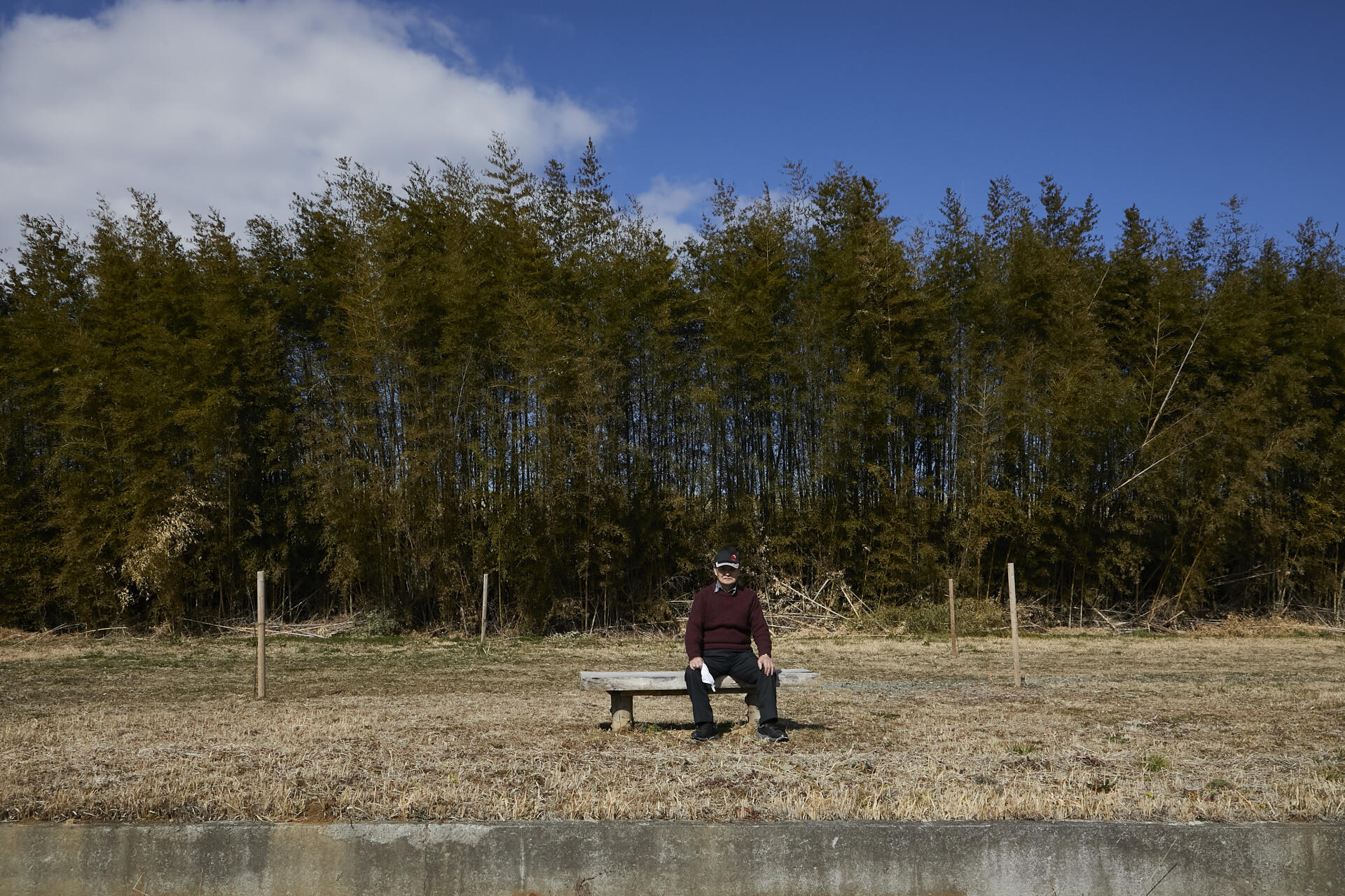 Shinichiro Raku, assis à l’endroit où se trouvait sa maison, emportée par le tsunami, à Kawahara, le 3 mars.