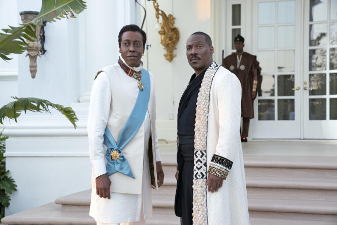 Le prince Akeem (Eddie Murphy), à droite, et son fidèle ami Semmi (Arsenio Hall), dans « Un prince à New York 2 » (2021), de Craig Brewer.