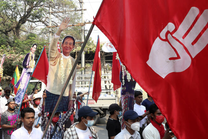 Des manifestants prodémocratie à Mandalay, lundi 8 mars 2021.