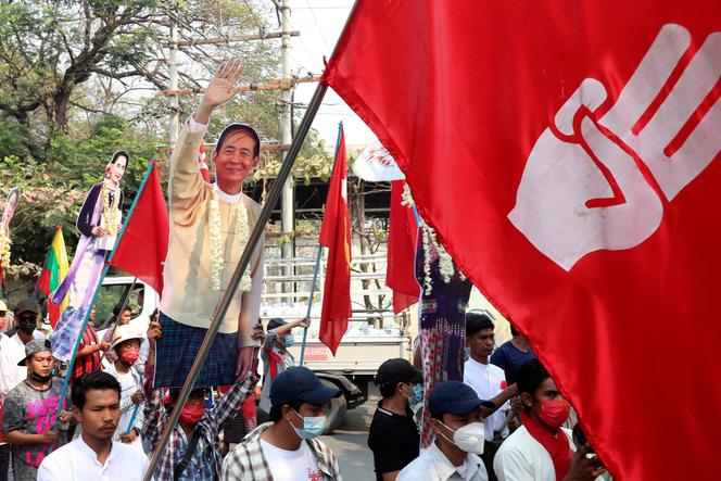 Des manifestants prodémocratie à Mandalay, lundi 8 mars 2021.