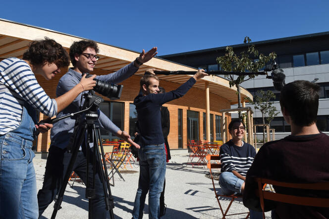 Des élèves sur le tournage d’un film, dans le cadre de leur formation dans la première école nationale gratuite de cinéma, Cinéfabrique, le 9 octobre 2015, à Lyon.