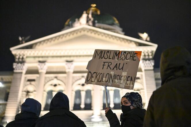 Lors d’une manifestation opposée à l’initiative de l’UDC visant à interdire le niqab dans les lieux publics, le 7 mars à Berne.