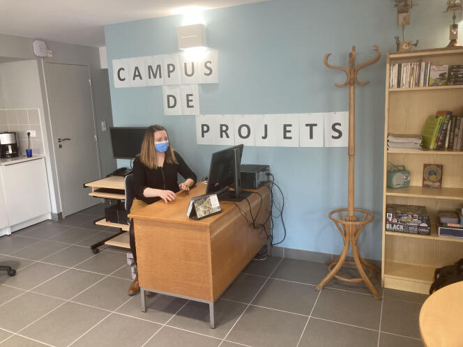 Marion Godard, conseillère en insertion professionnelle, dans le local du Campus de projets de Ménigoute (Deux-Sèvres).