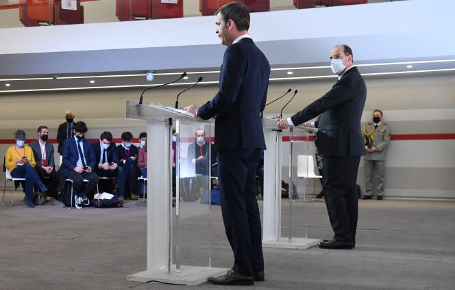 Le premier ministre, Jean Castex, et le ministre de la santé, Olivier Véran, lors d’une conférence de presse à Paris, le 4 mars.