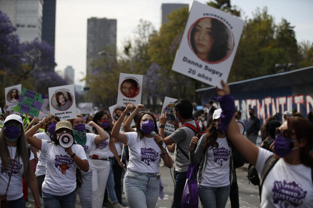 Des manifestantes rassemblées à Mexico, au Mexique, lundi 8 mars.