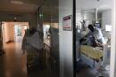 Medical workers tend to a patient at the intensive care unit for patients infected with the Covid-19 (novel coronavirus) at the AP-HP Ambroise Pare hospital in Boulogne-Billancourt, near Paris on March 8, 2021. / AFP / ALAIN JOCARD