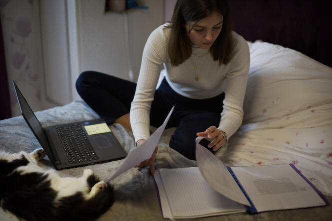 A son domicile de Nonant (Calvados), le 5 mars, Angèle Allain, élève de terminale au lycée Alain-Chartier de Bayeux, révise son programme du bac en présence de son chat Calva.
