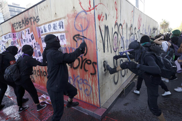 Des manifestantes écrivent et multiplient les graffitis sur le mur entourant le monument de la Révolution à Mexico, lundi 8 mars.