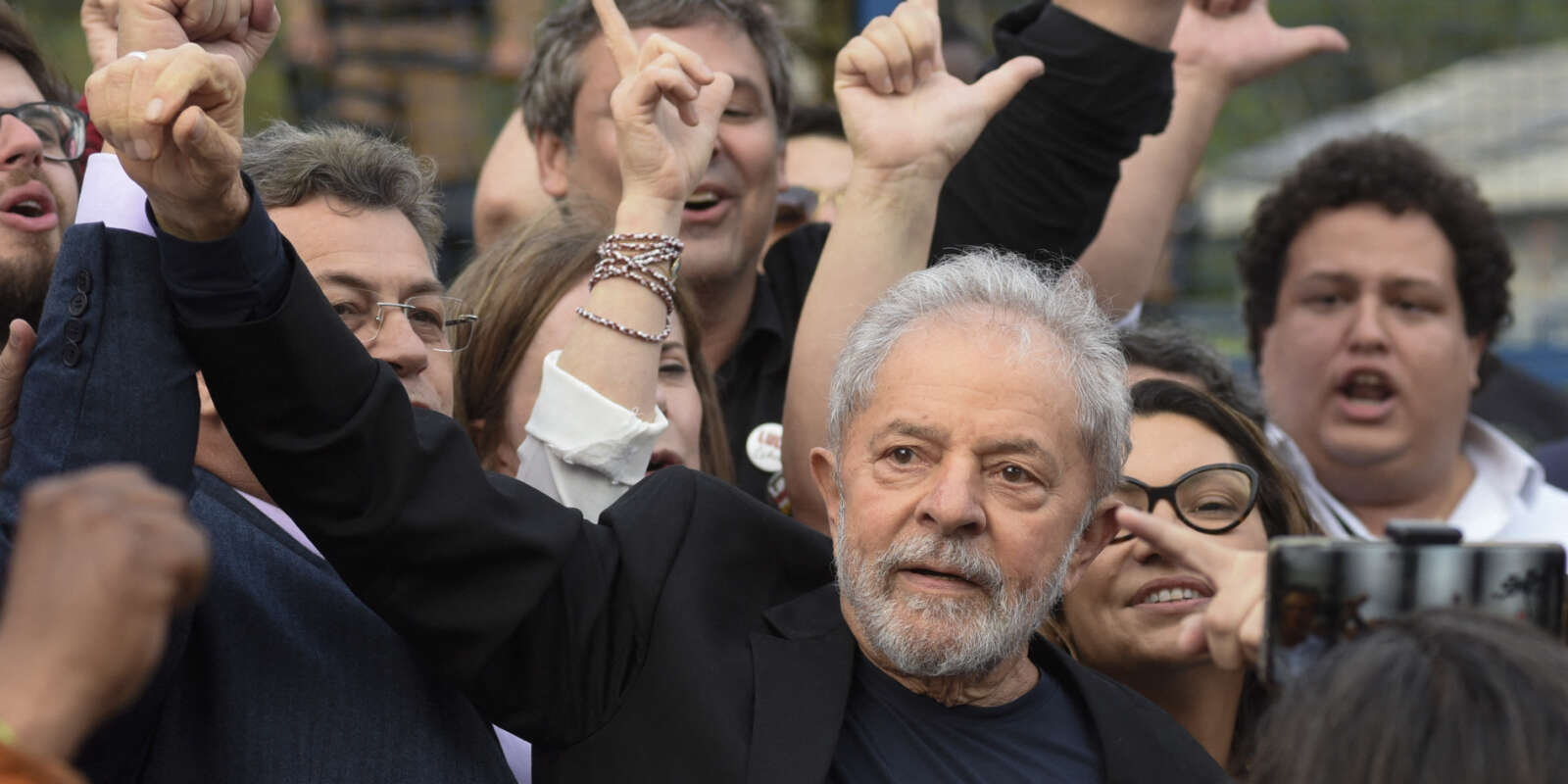 (FILES) In this file photo taken on November 08, 2019 Former Brazilian President Luiz Inacio Lula da Silva gestures as he leaves the Federal Police Headquarters, where he was serving a sentence for corruption and money laundering, in Curitiba, Parana State, Brazil. A Brazilian Supreme Court judge overturned the graft convictions against former president Luiz Inacio Lula da Silva on March 8, 2021, clearing the way for the left-wing leader to run in the 2022 presidential election. / AFP / HENRY MILLEO