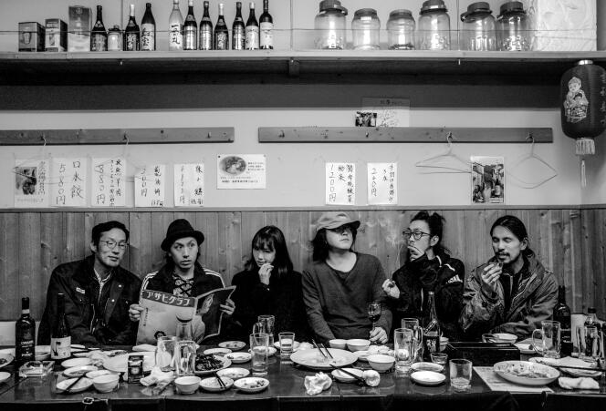 Les six membres du collectif de jeunes artistes japonais Chim-Pom, en 2019.