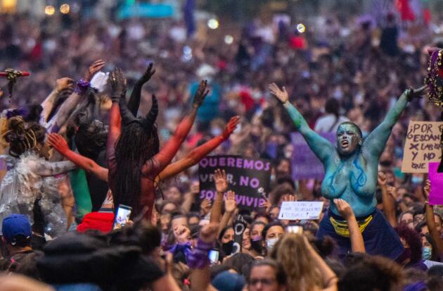 Des milliers de femmes se sont rassemblées dans les rues de Montevideo, en Uruguay, lundi 8 mars.