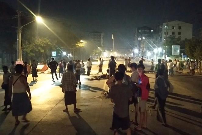 A Rangoun, des habitants bravent le couvre-feu, dans la nuit de lundi 8 à mardi 9 mars.