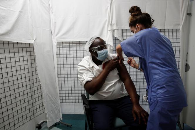 Dans un centre de vaccination, le 5 mars, à Stains (Seine-Saint-Denis).
