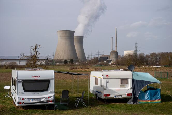 Deux caravanes campent aux abords de la centrale de Gundremmingen, qui devrait être fermée d’ici fin 2022, comme l’ensemble des centrales allemandes. A Gundremmingen, le 26 février 2021.