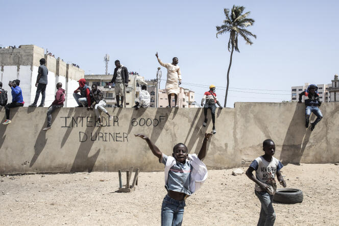 Des partisans d’Ousmane Sonko réagissent après l’annonce de sa libération, à Dakar, le 8 mars 2021.