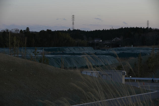 Aux abords de la centrale de Fukushima, les sols ont été grattés. Des sacs de terre souillée sont entreposés et seront décontaminés. Cette catastrophe a eu un impact sur l’industrie nucléaire et les politiques énergétiques dans le monde entier. Fukushima, le 3 mars 2021.