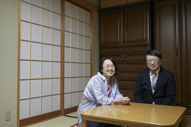 Tomoko et Toshi Hatsuzawa, dans leur maison à Fukushima le 5 mars 2021. Naoyuki, leur fils de 21 ans, est parti faire des études à Saitama.