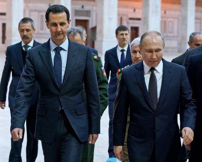 Le président syrien, Bachar Al-Assad, fait visiter à son homologue russe, Vladimir Poutine, la mosquée historique des Omeyyades, dans le vieux Damas, le 7 janvier 2020.